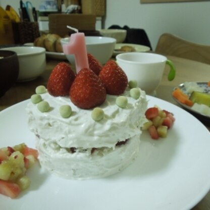周りのいちご飾りはなしで作りました( ´ ▽ ` )やっぱりいちごのケーキがあると華やかですね♡息子も喜んで食べてくれました♪♪